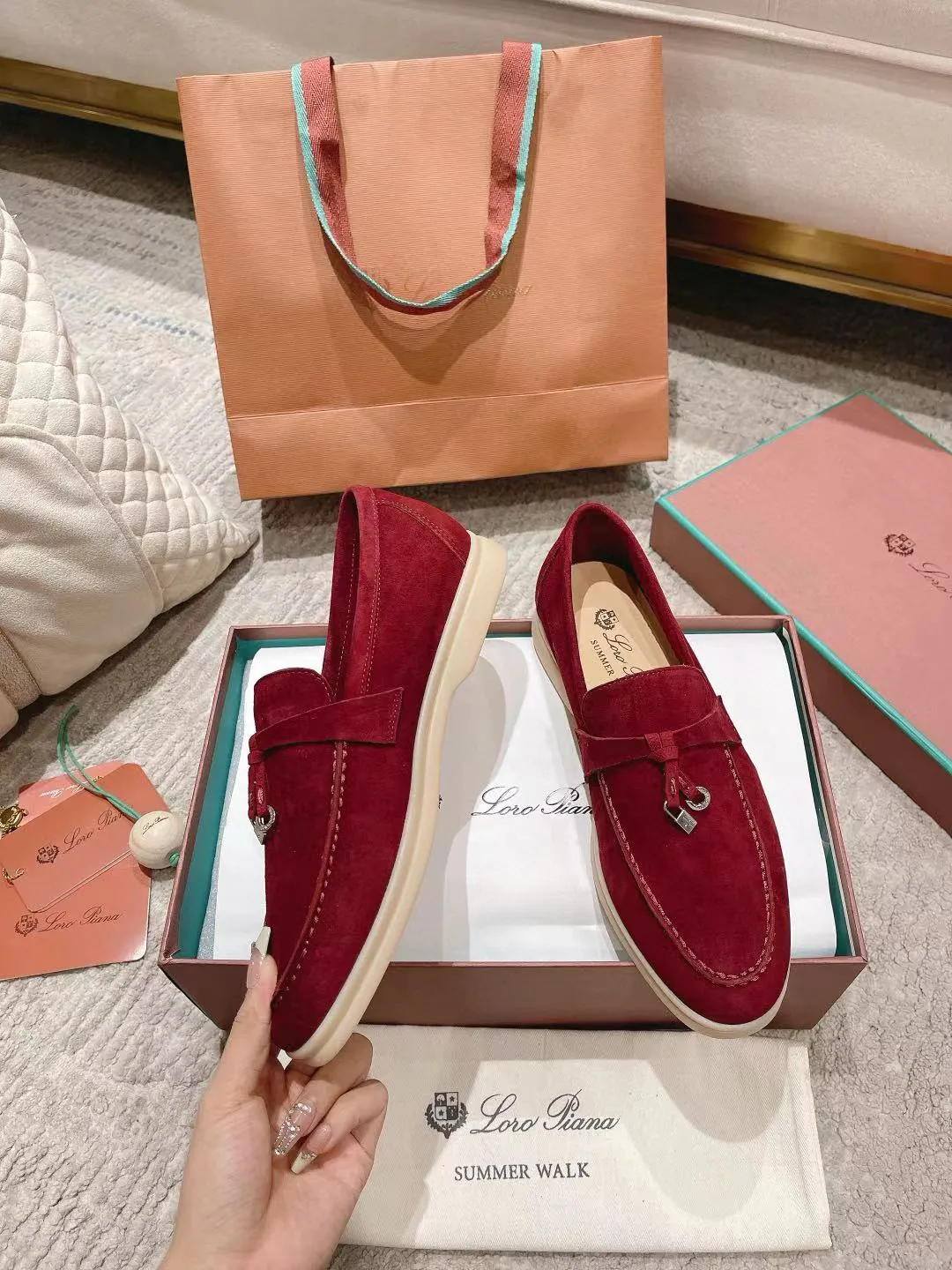 Factory price: 520💰4050 new color. Original purchase, 1⃣️: 1⃣️ folded and developed, Loro Piana professional model to try on feet, quality purchase level, flash sale of common products on the market, welcome to compare, original packaging. Fabric: Imported from Italy🐑High mercerized shearling, Lining: Hand-sewn mark thread in water-dyed cowhide imported from Italy🧵, high-end and elegant. Comfortable on the feet. Size: Women's 35-42 (41, 42) customized, non-returnable, men's 38-45 (46, 47, 48) customized, non-refundable. Fashionable boutiques that you can’t miss, a must-have item